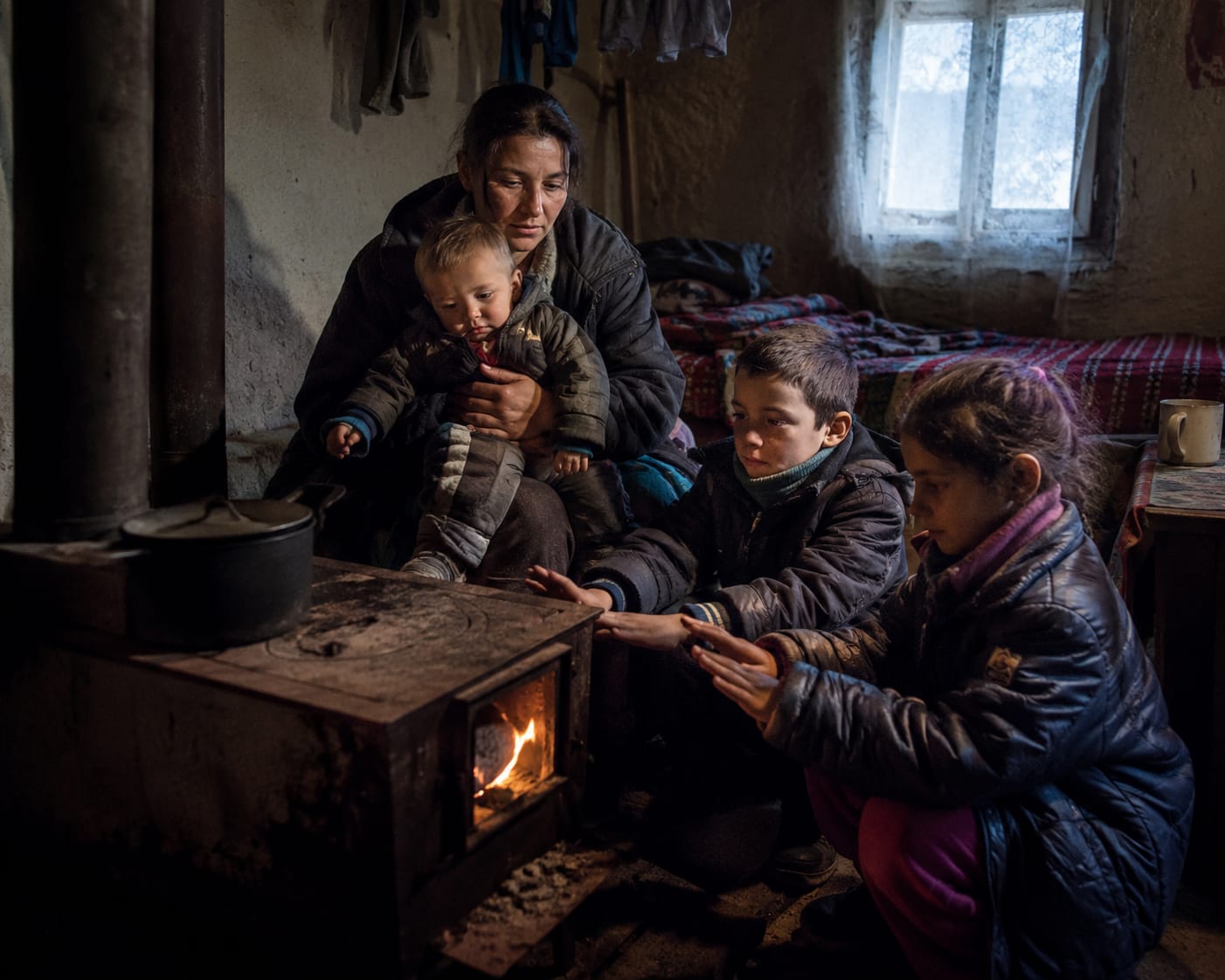 Apel umanitar: 20 de familii din Botoșani au nevoie de lemne de foc pentru iarnă. „Nu știm cum vom face să fie cald în casă"
