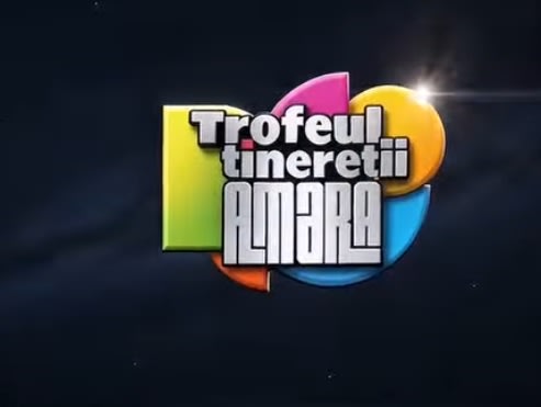 Scenă festival Amara cu artiști și public în aer liber Scenă festival Amara cu artiști și public în aer liber