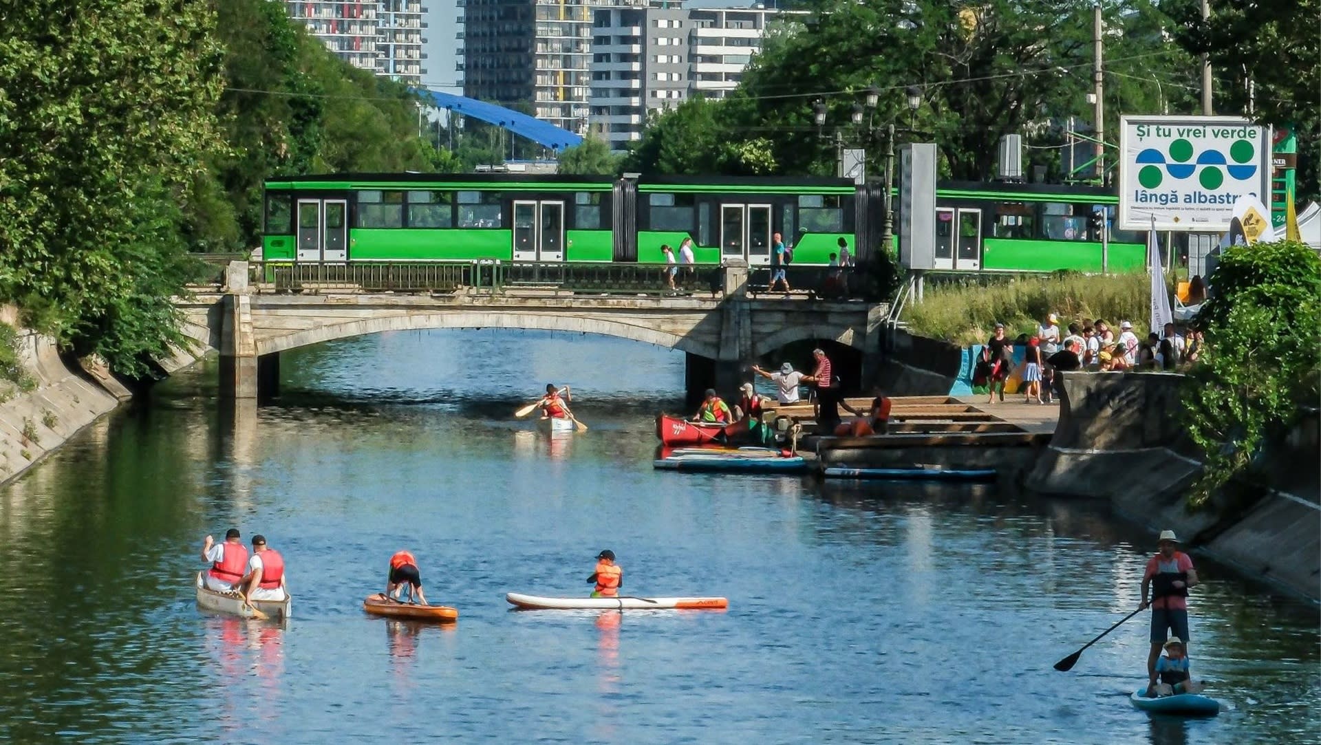 Bucureșteni plimbându-se cu caiacul pe Dâmbovița în weekend Bucureșteni plimbându-se cu caiacul pe Dâmbovița în weekend