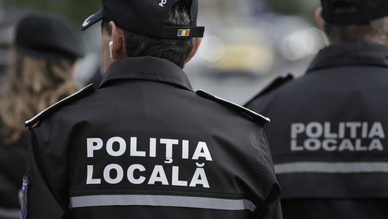 Polițist local în uniformă verificând documente, Giurgiu Polițist local în uniformă verificând documente, Giurgiu
