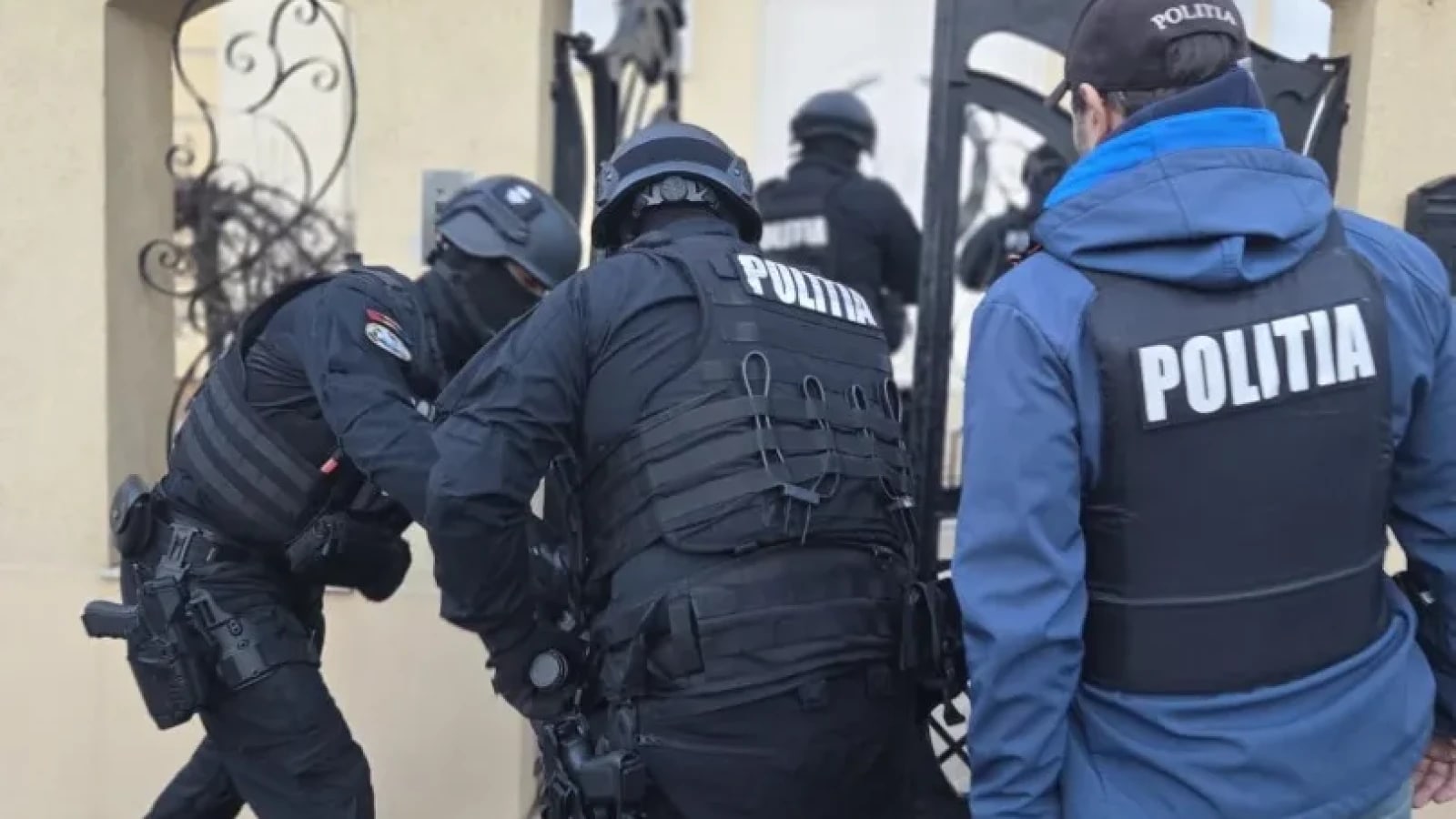 Polițiști în acțiune la Aeroportul Otopeni, percheziții Polițiști în acțiune la Aeroportul Otopeni, percheziții