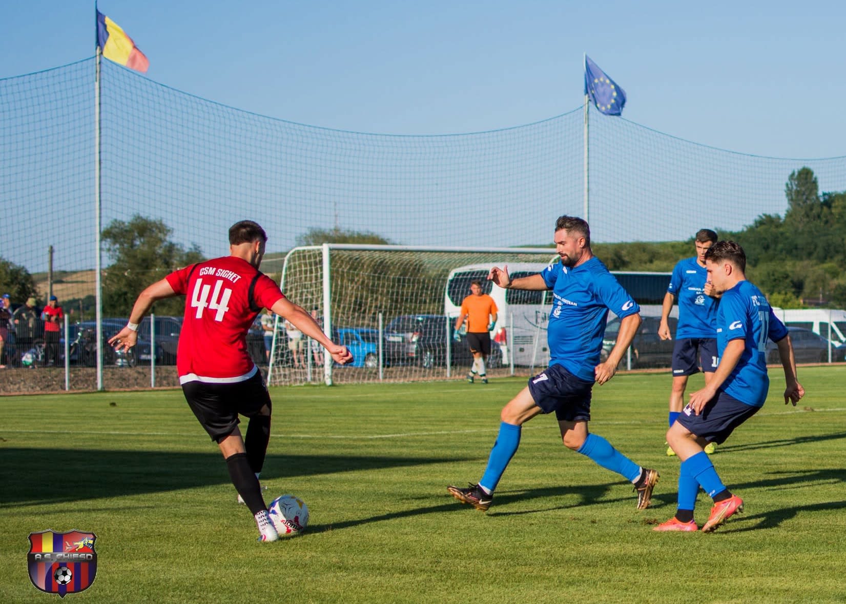 Spectatori și jucători pe stadionul FC Chieșd în timpul meciului Spectatori și jucători pe stadionul FC Chieșd în timpul meciului