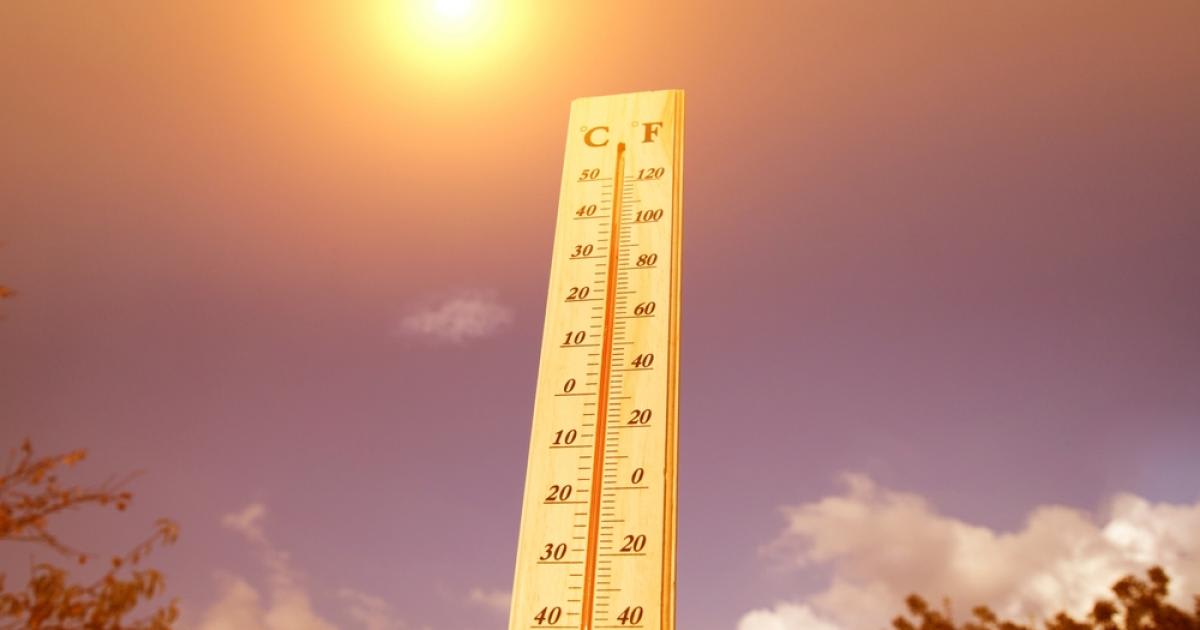 Termometru indicând temperaturi ridicate, pe fundal cer senin Termometru indicând temperaturi ridicate, pe fundal cer senin