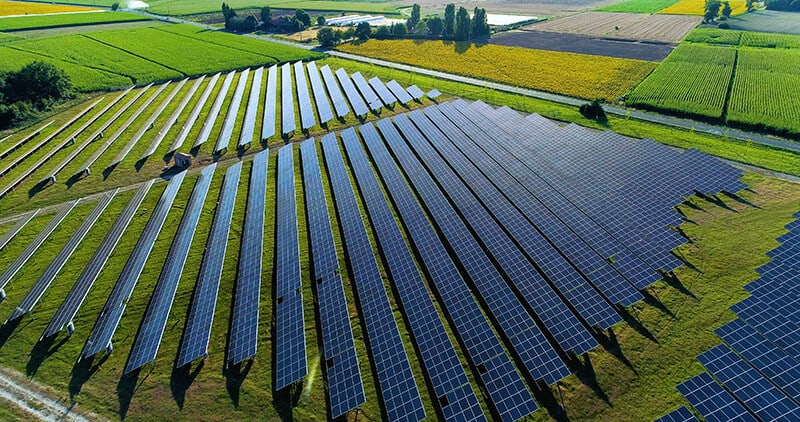 Panouri solare pe acoperișul unei clădiri publice din Ariniș Panouri solare pe acoperișul unei clădiri publice din Ariniș