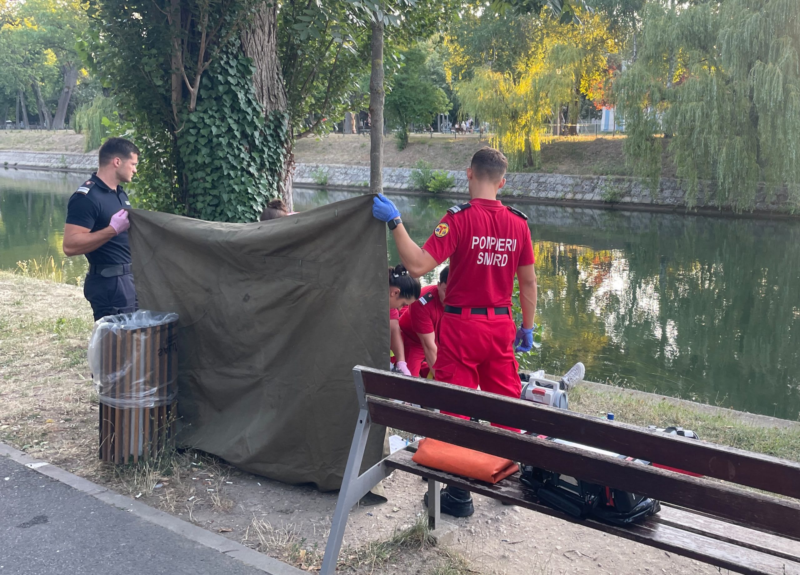Pompieri salvând un bărbat din Canalul Bega, Timișoara