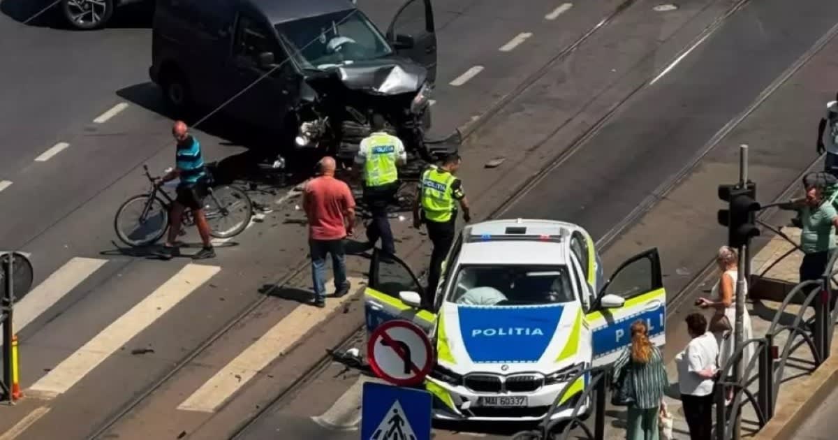 Mașină de poliție implicată într-un accident rutier în București Mașină de poliție implicată într-un accident rutier în București
