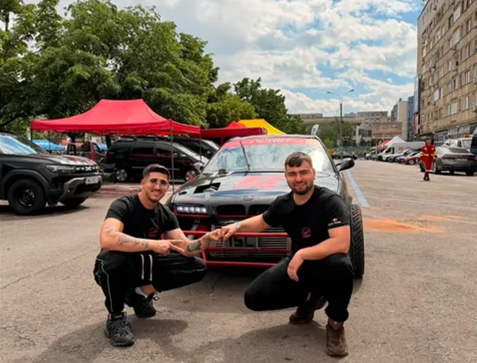 Doi tineri piloți din Onești în acțiune la demonstrație de drift Doi tineri piloți din Onești în acțiune la demonstrație de drift