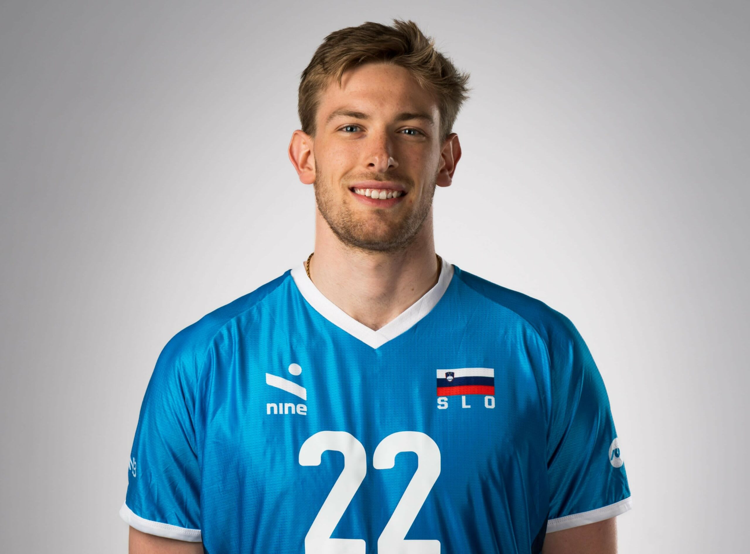 Jucător de volei sloven în acțiune pe teren Jucător de volei sloven în acțiune pe teren