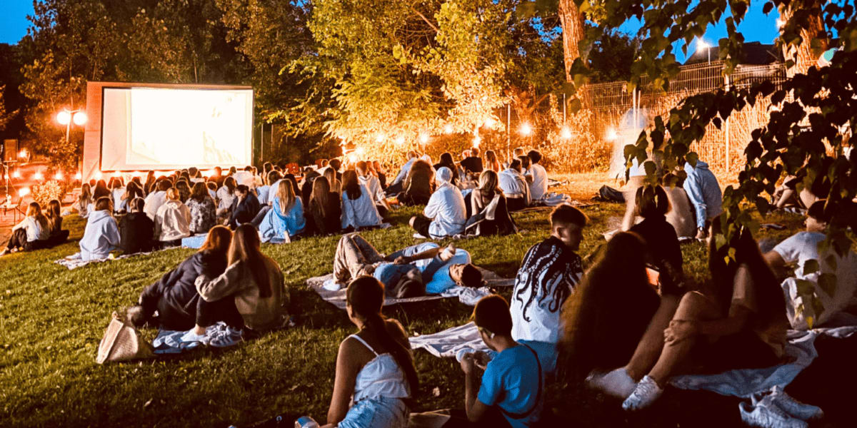 Proiecție de film în aer liber la Suceava Proiecție de film în aer liber la Suceava