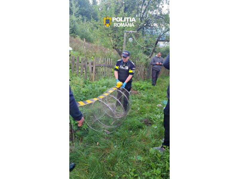 Polițiști inspectând unelte de pescuit Polițiști inspectând unelte de pescuit