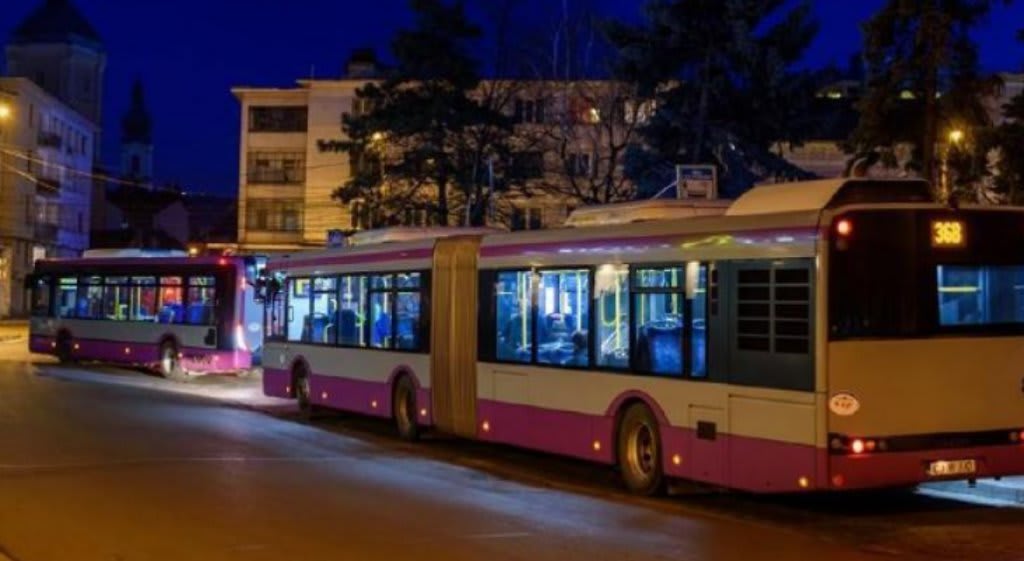Pasageri intervenind într-un troleibuz din Cluj-Napoca Pasageri intervenind într-un troleibuz din Cluj-Napoca