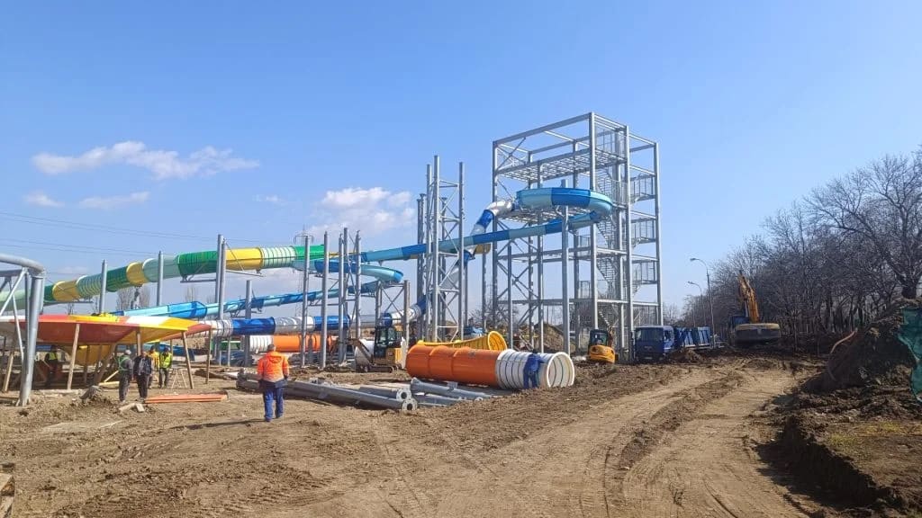 Constructori lucrează la Aquaparkul din Buzău, șantier în plină desfășurare Constructori lucrează la Aquaparkul din Buzău, șantier în plină desfășurare