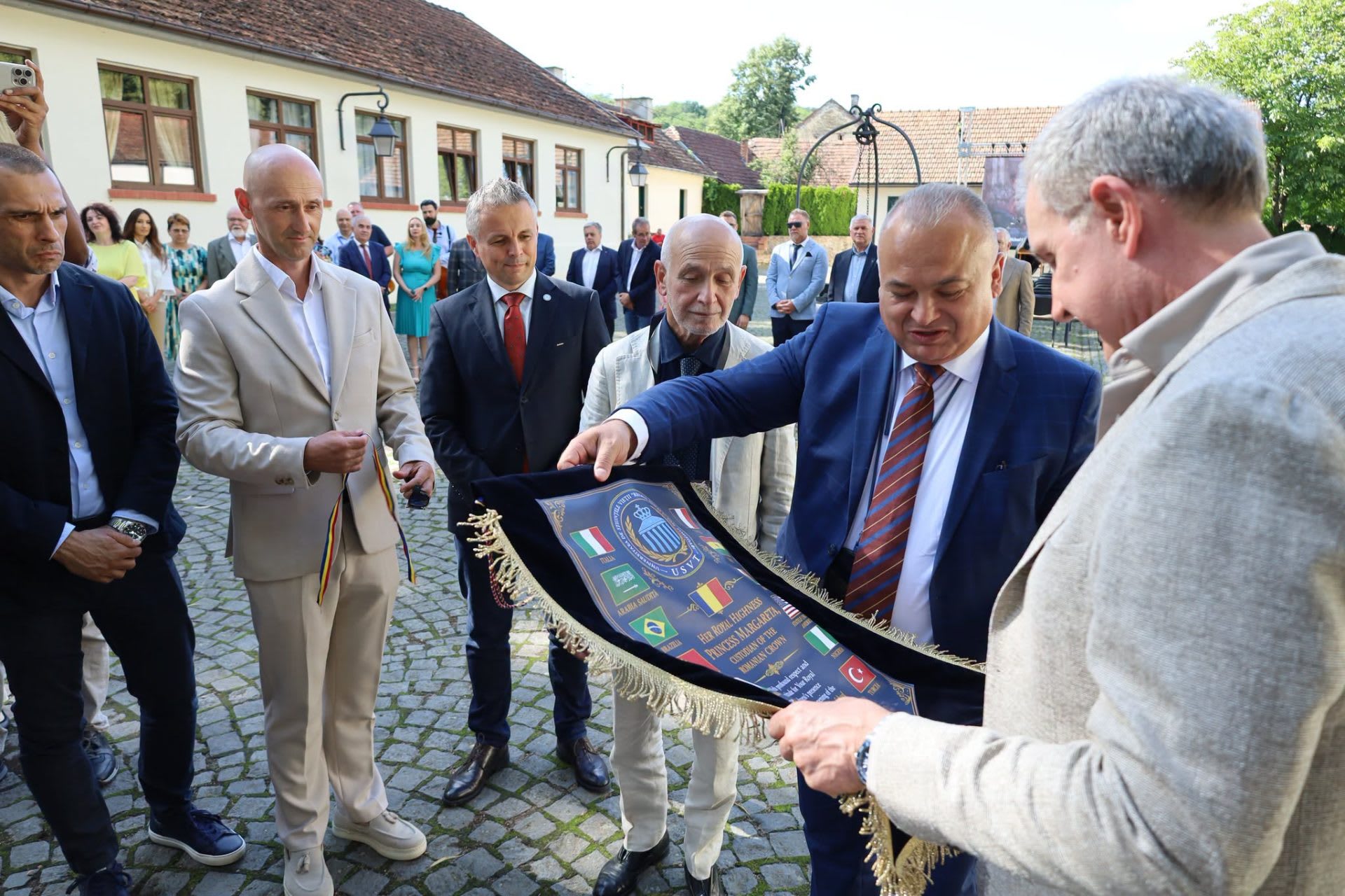 Participanți la vizita Domeniului Regal Săvârșin, în cadrul școlii de vară internaționale