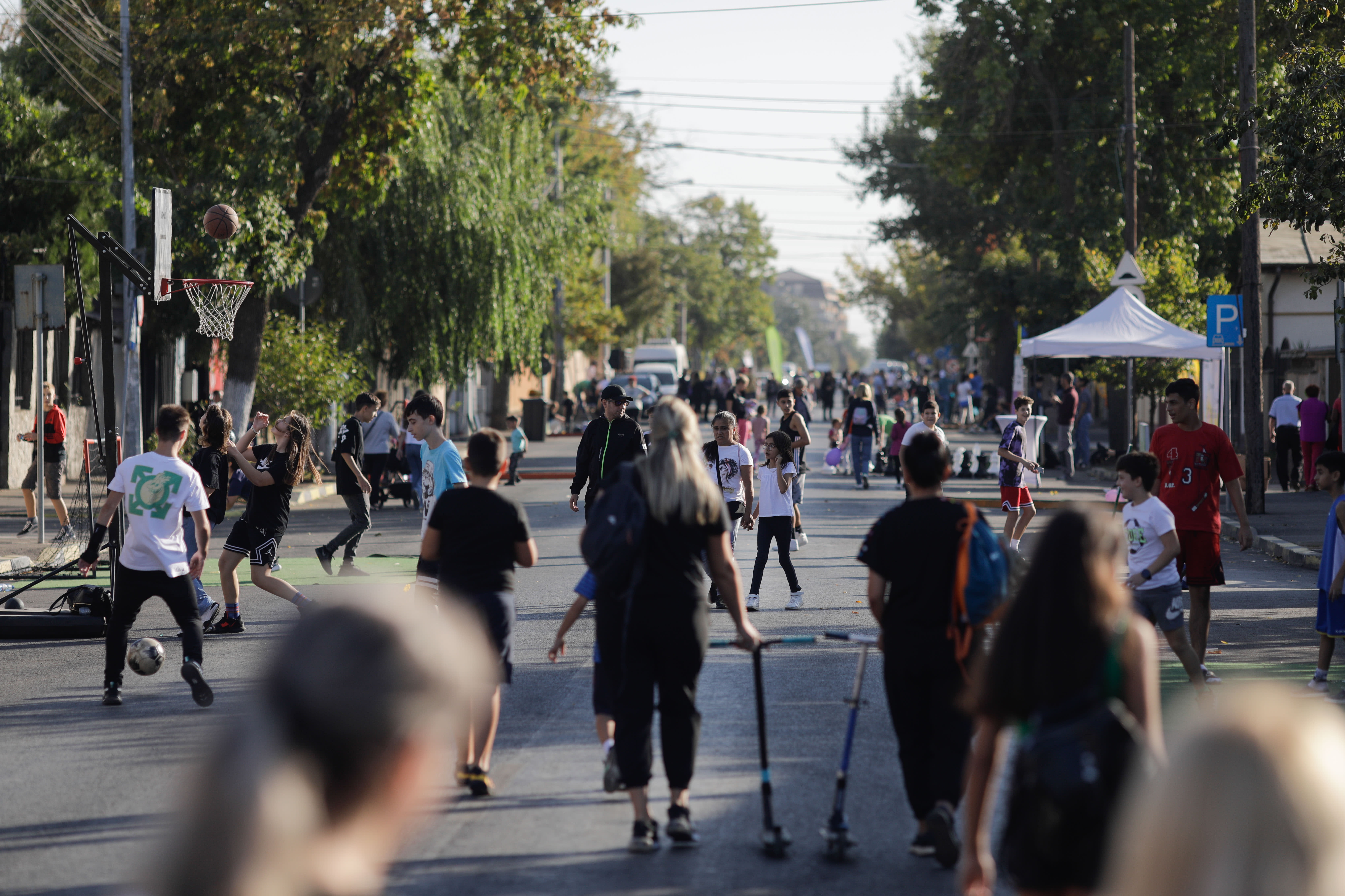 Stradă din București, oameni în mișcare, oraș agitat Stradă din București, oameni în mișcare, oraș agitat