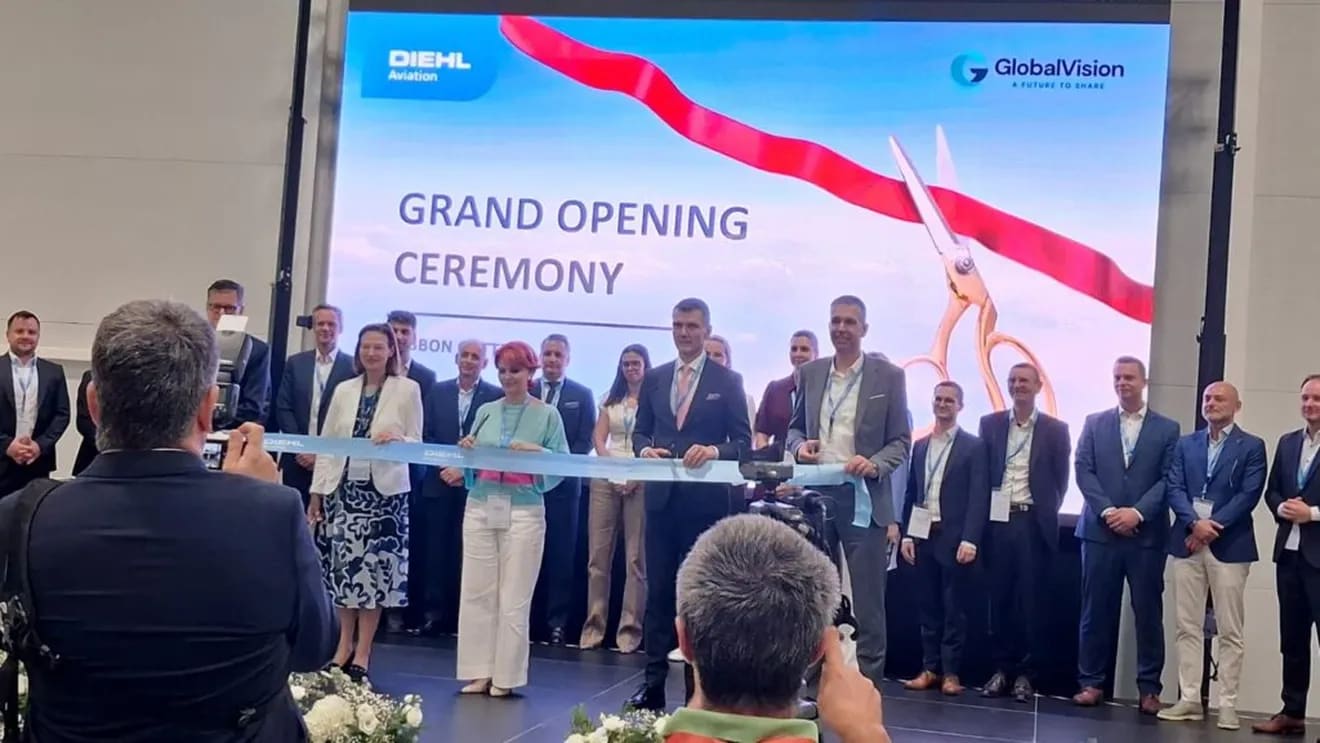 Fabrica Diehl Aviation în Craiova, angajați în producție Fabrica Diehl Aviation în Craiova, angajați în producție
