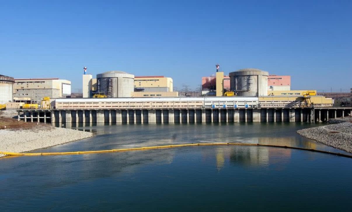 Reactoare nucleare la centrala de la Cernavodă în funcțiune, pe fundal Dunărea scăzută Reactoare nucleare la centrala de la Cernavodă în funcțiune, pe fundal Dunărea scăzută