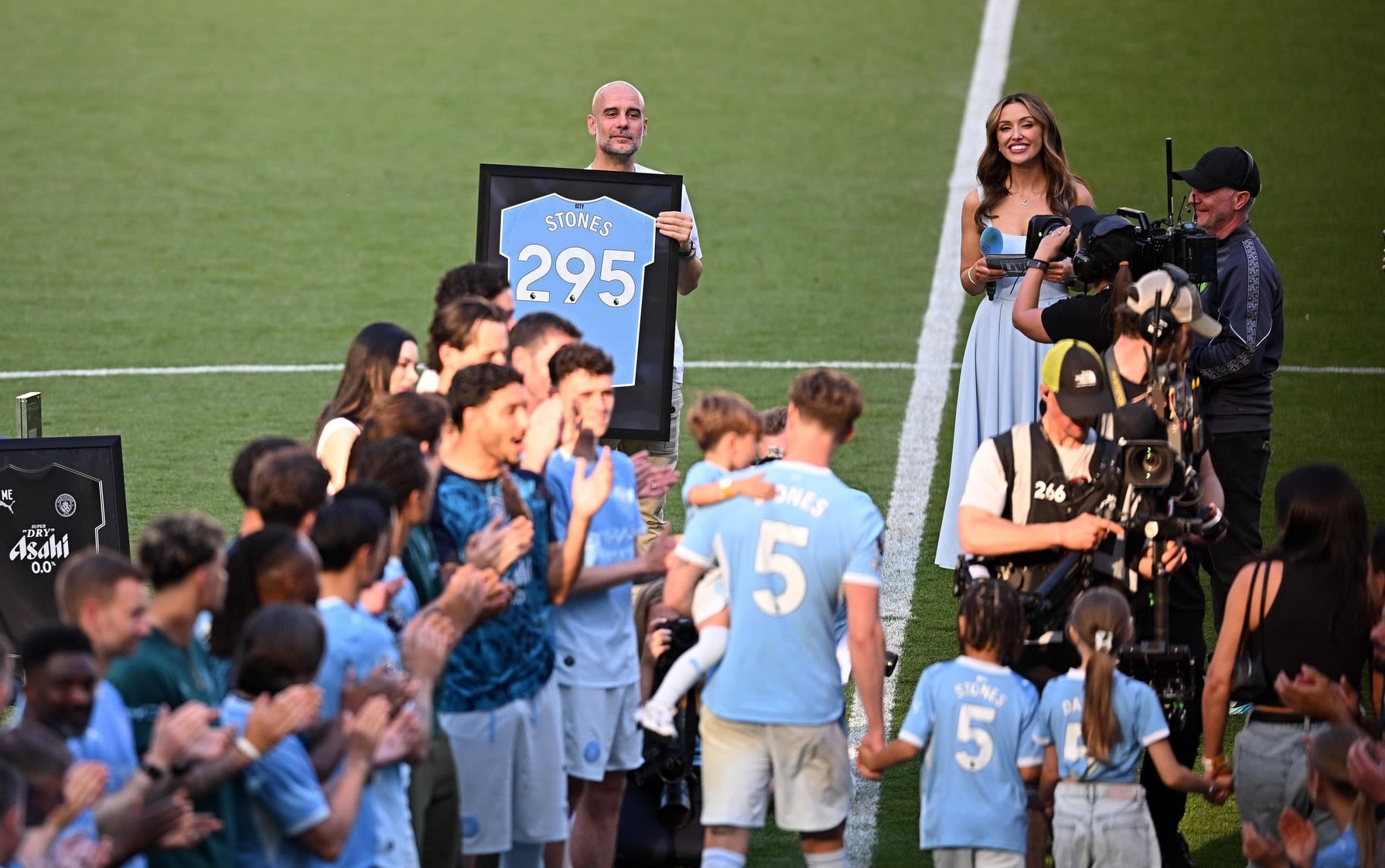 John Stones semnează cu Inter Milano, în fața stadionului John Stones semnează cu Inter Milano, în fața stadionului