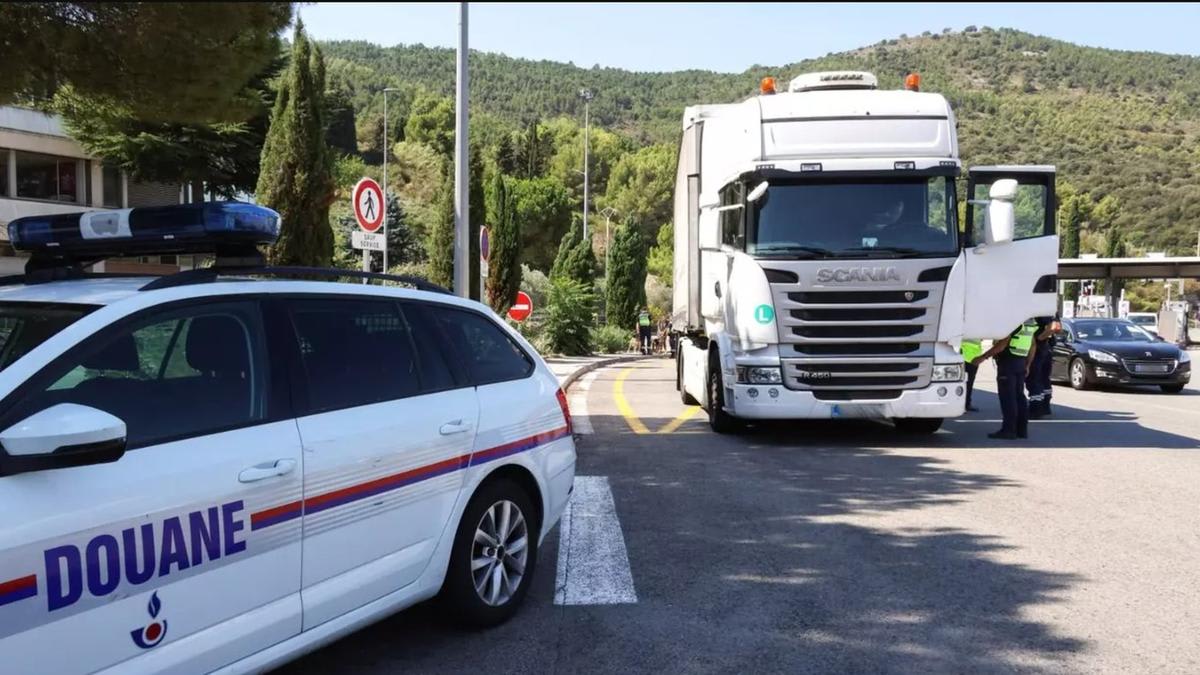 Șofer de TIR în trafic, imagine de pe camera de bord Șofer de TIR în trafic, imagine de pe camera de bord