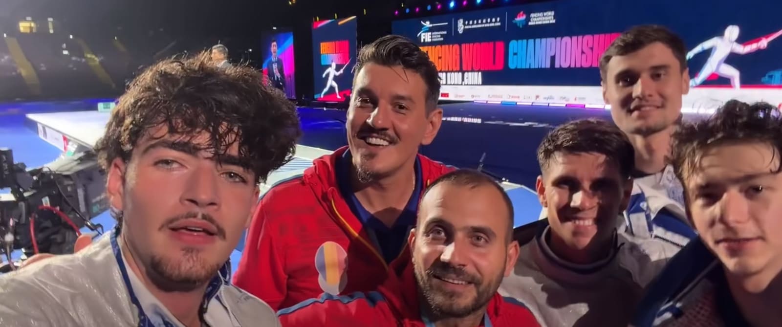 Alin Badea, antrenorul echipei de sabie a României, fericit după medalia de la Hong Kong Alin Badea, antrenorul echipei de sabie a României, fericit după medalia de la Hong Kong