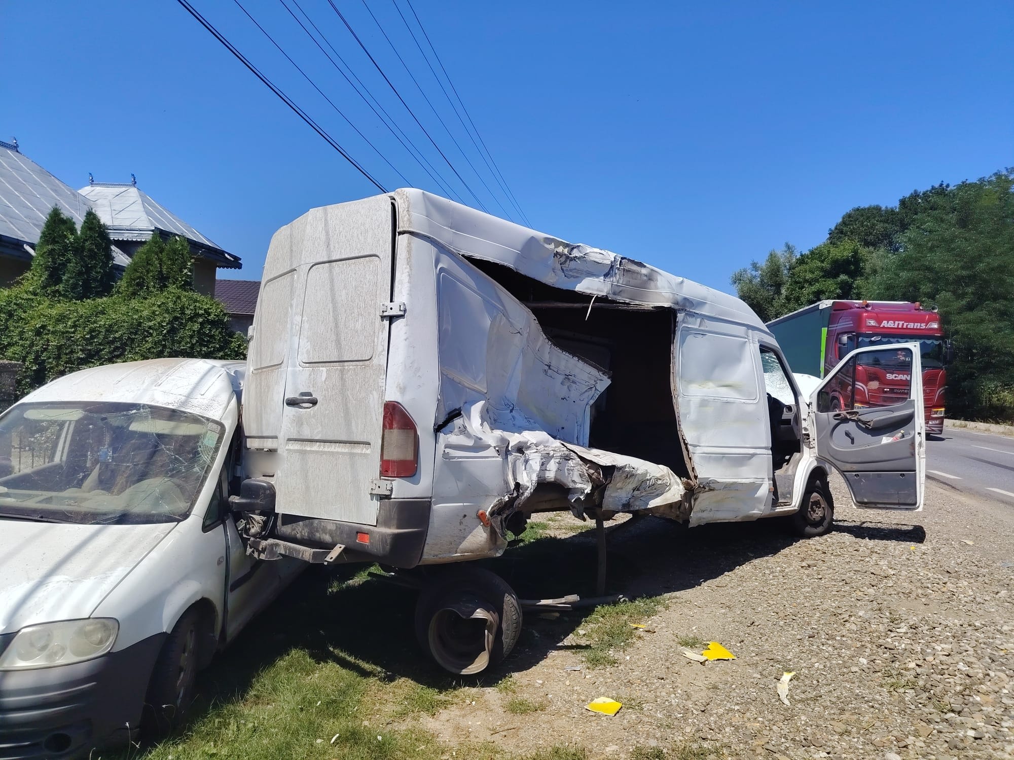 Accident rutier la Forăști cu autoutilitară și autotren Accident rutier la Forăști cu autoutilitară și autotren
