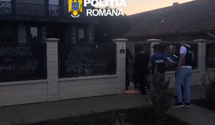 Polițiști în acțiune în timpul percheziției la locuința suspectului