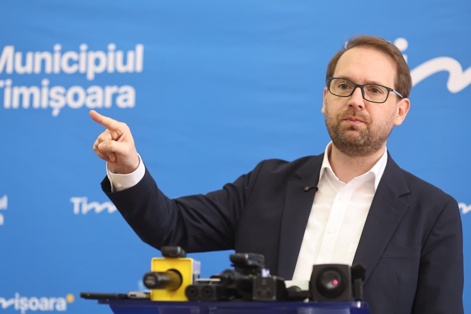 Dominic Fritz în conferință de presă, gesticulând vehement