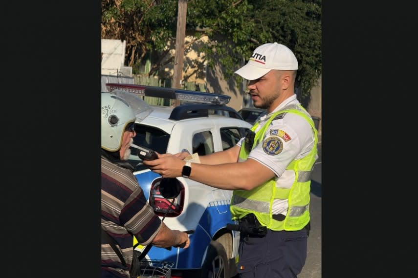 Polițiști din Tulcea verificând bicicliști și pietoni în acțiune