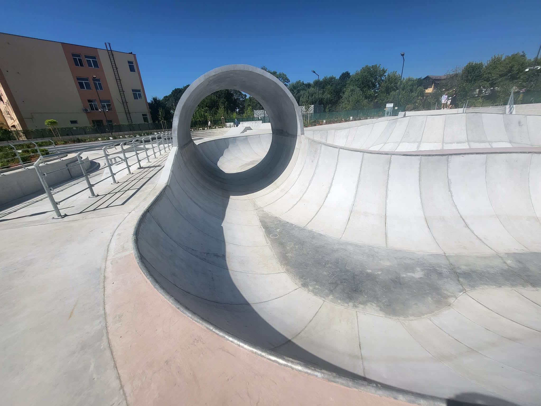 Tineri folosind echipamente de skate în parc, Craiova Tineri folosind echipamente de skate în parc, Craiova
