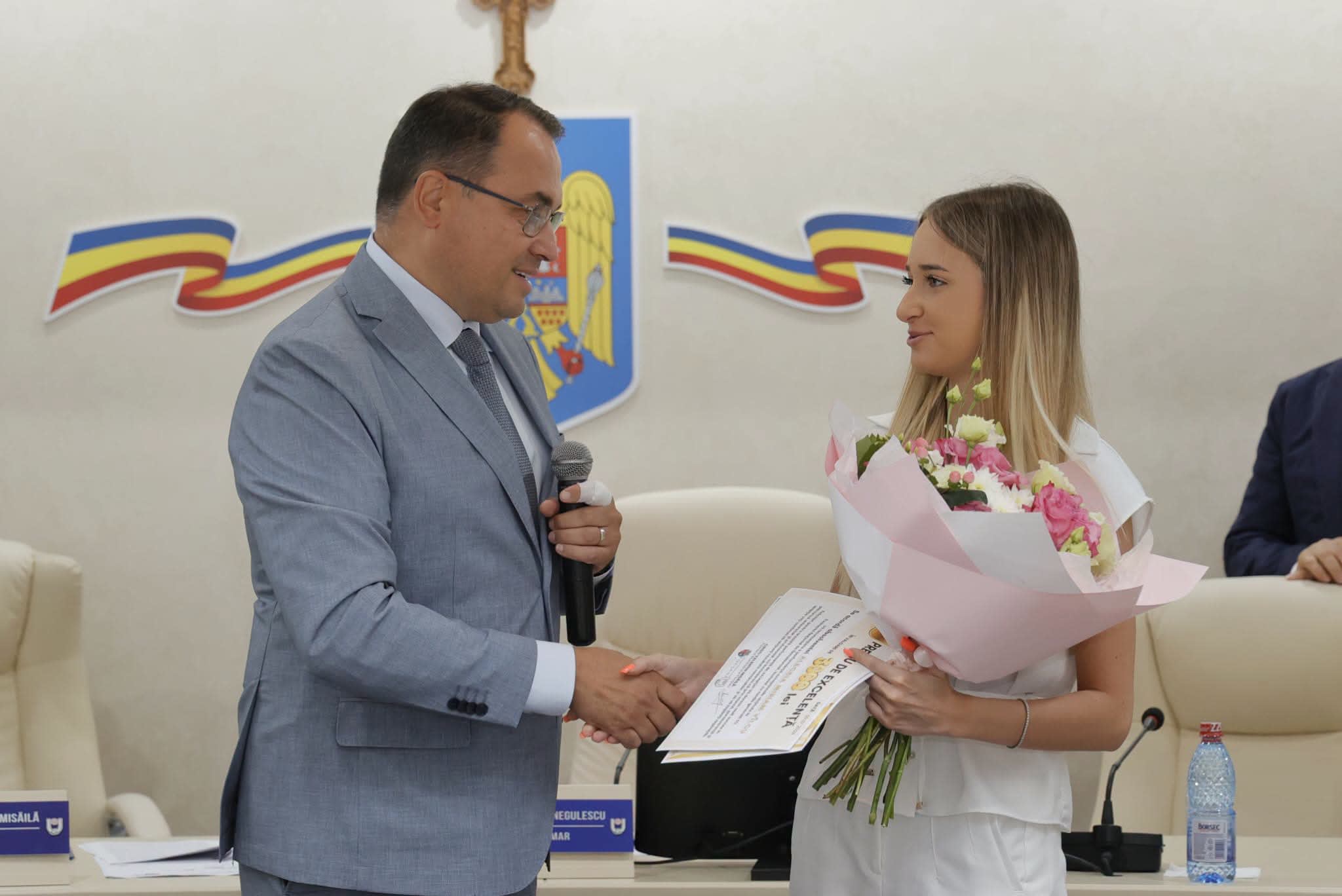 Eleva din Vrancea primind premiul de la primar în fața Primăriei Focșani Eleva din Vrancea primind premiul de la primar în fața Primăriei Focșani