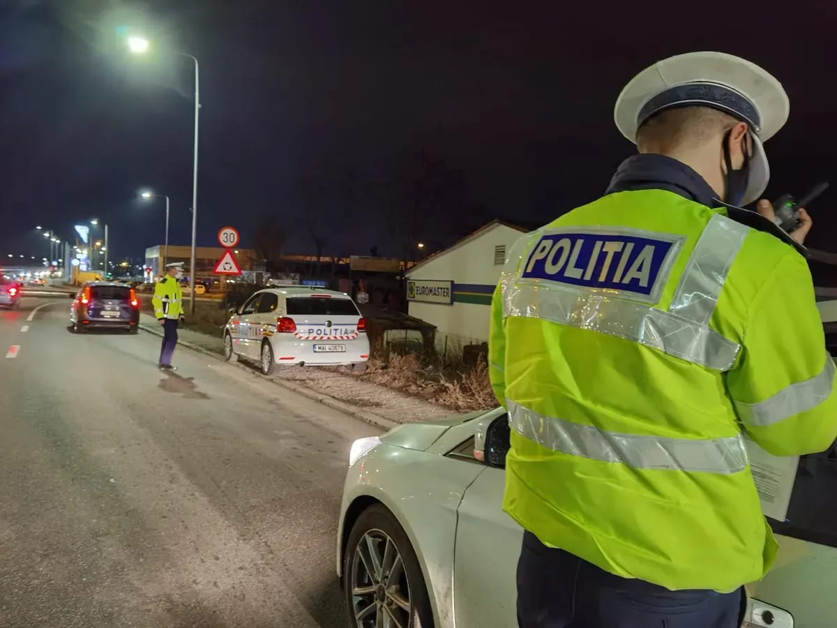 Polițiști oprind un autoturism în Bixad noaptea Polițiști oprind un autoturism în Bixad noaptea