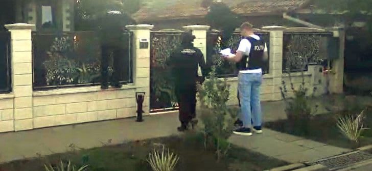 Polițiști verificând documente la sediul unei firme din Timișoara