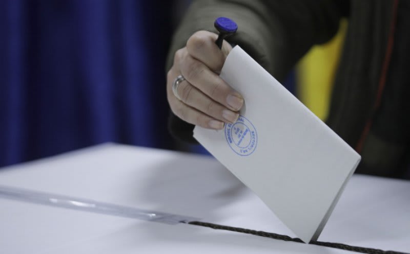 Aproape jumătate dintre români doresc alegeri anticipate, arată sondajul