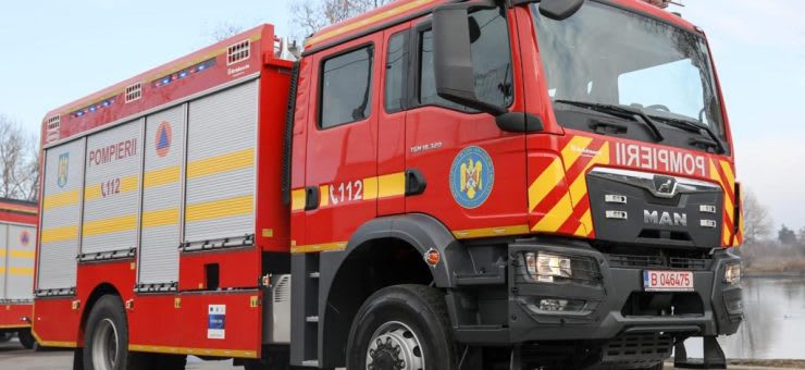 Pompieri în acțiune stingând un incendiu la o construcție din Târgu Jiu Pompieri în acțiune stingând un incendiu la o construcție din Târgu Jiu
