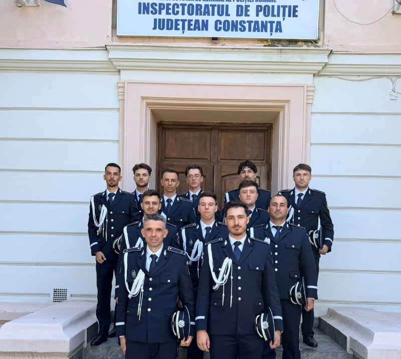 Ofițeri de poliție în uniformă depunând jurământul