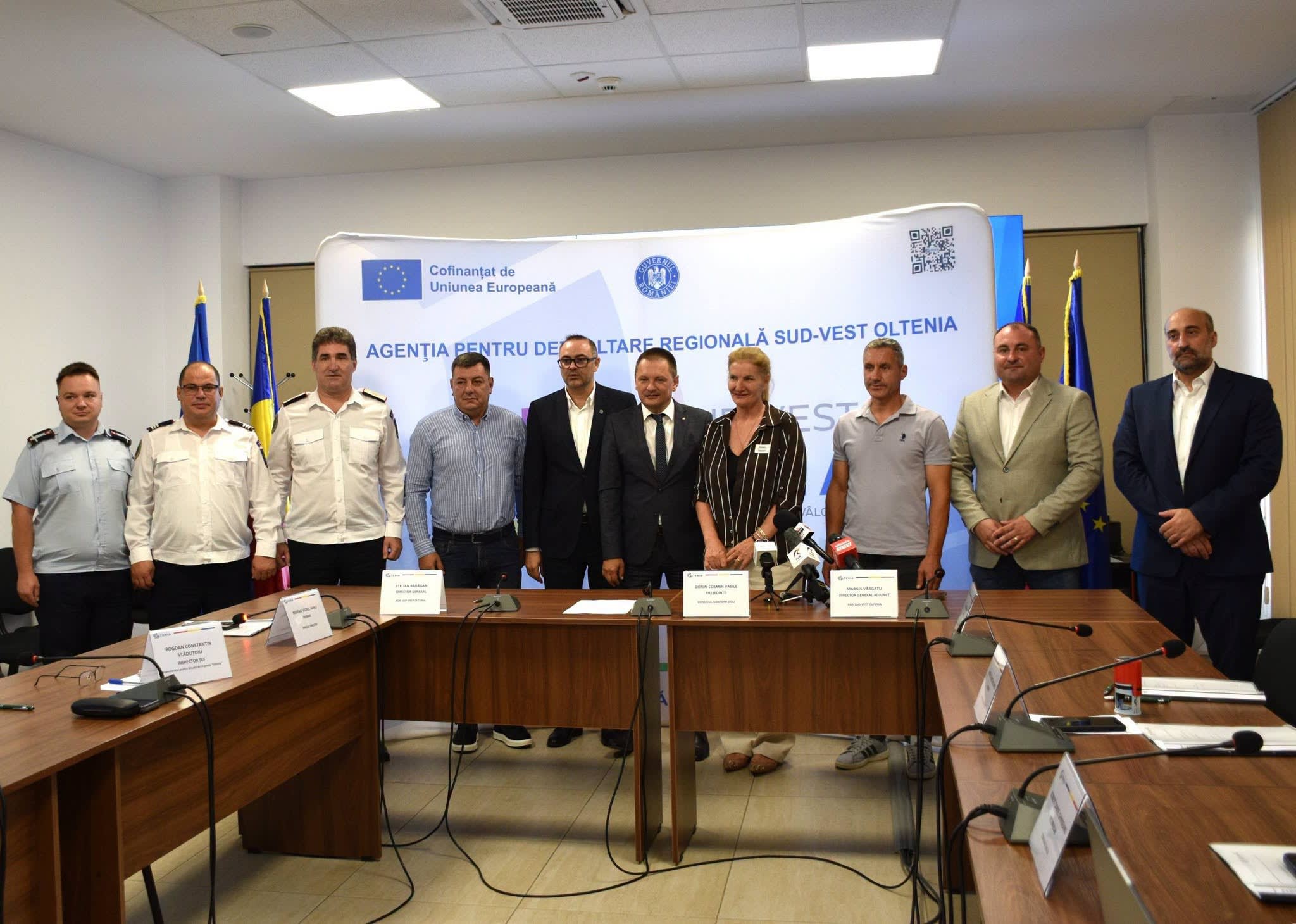 Reprezentanți ADR Sud-Vest Oltenia înmânând contractele de finanțare Reprezentanți ADR Sud-Vest Oltenia înmânând contractele de finanțare