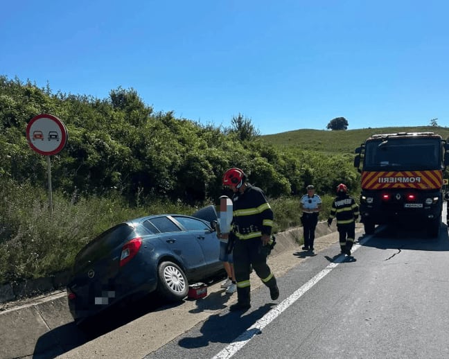 Pompieri intervenind la un autoturism răsturnat pe DN 13 în Mureș Pompieri intervenind la un autoturism răsturnat pe DN 13 în Mureș