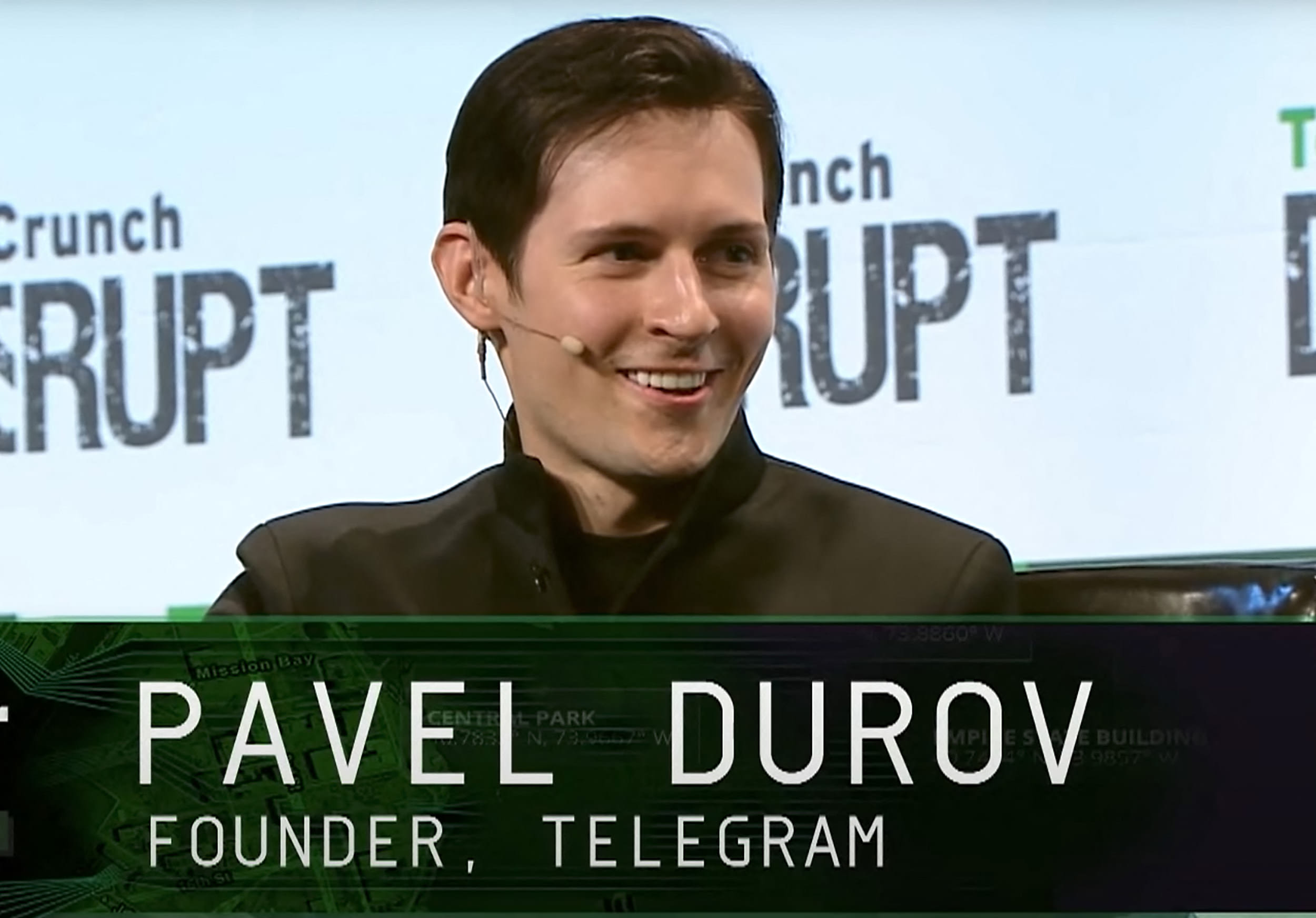 Pavel Durov, fondatorul Telegram, în fața unui ecran cu logo-ul aplicației Pavel Durov, fondatorul Telegram, în fața unui ecran cu logo-ul aplicației