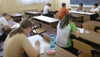 Elevi susținând examenul de Bacalaureat în sala de clasă Elevi susținând examenul de Bacalaureat în sala de clasă