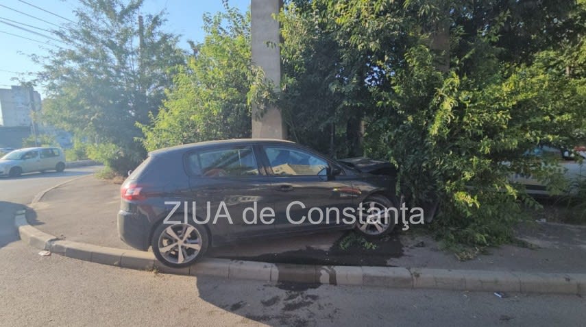 Mașină avariată după impactul cu stâlp pe strada Pajurei din Constanța