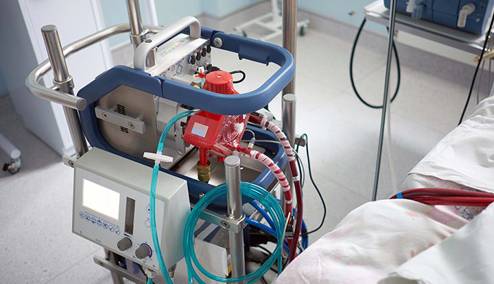 Tânără în spital, conectată la aparat ECMO, în stare critică Tânără în spital, conectată la aparat ECMO, în stare critică
