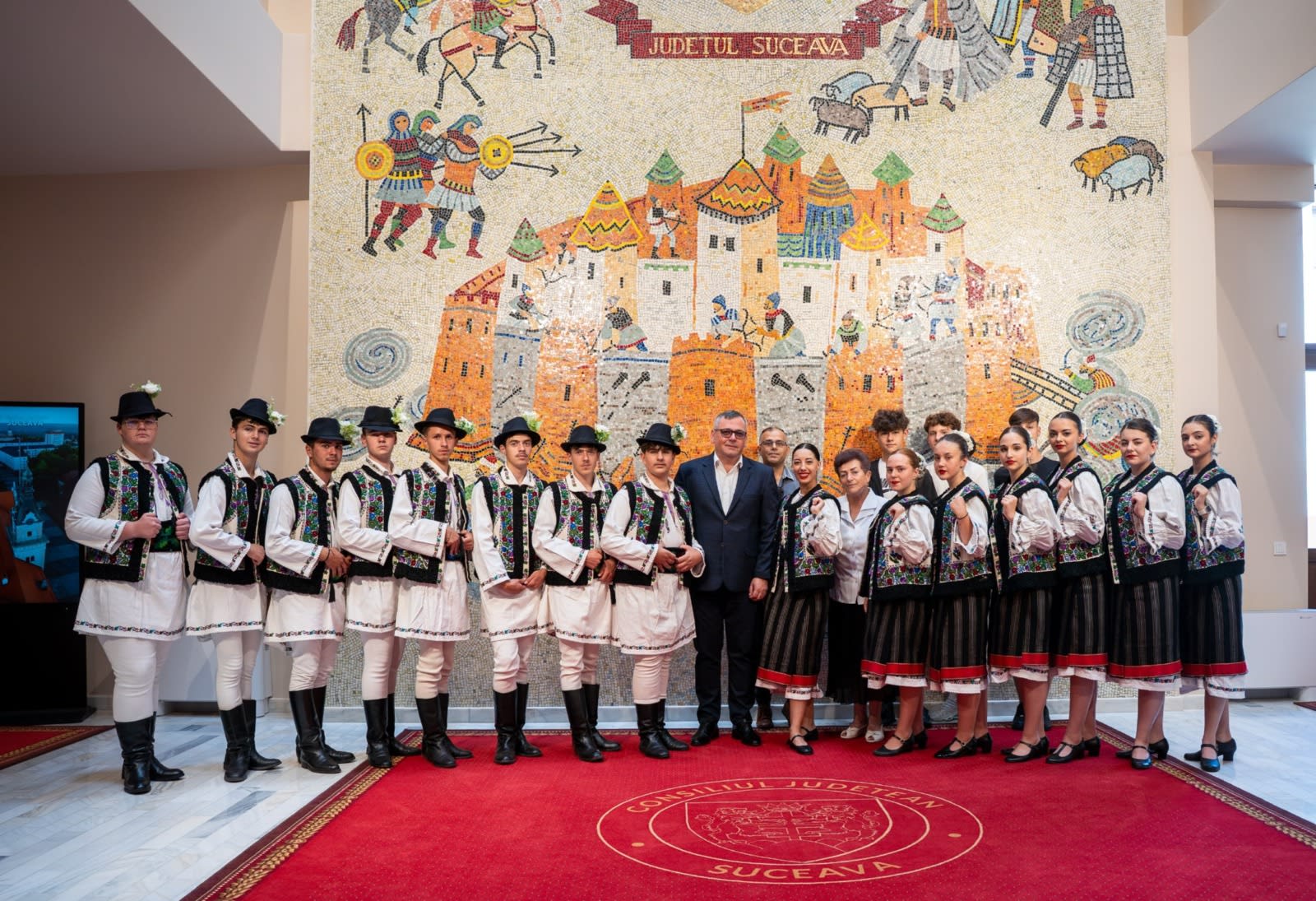 Copii și tineri din Bucovina pregătindu-se pentru festival Copii și tineri din Bucovina pregătindu-se pentru festival
