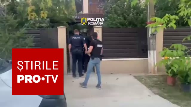 Polițiști și anchetatori în timpul perchezițiilor la domiciliile suspecților Polițiști și anchetatori în timpul perchezițiilor la domiciliile suspecților