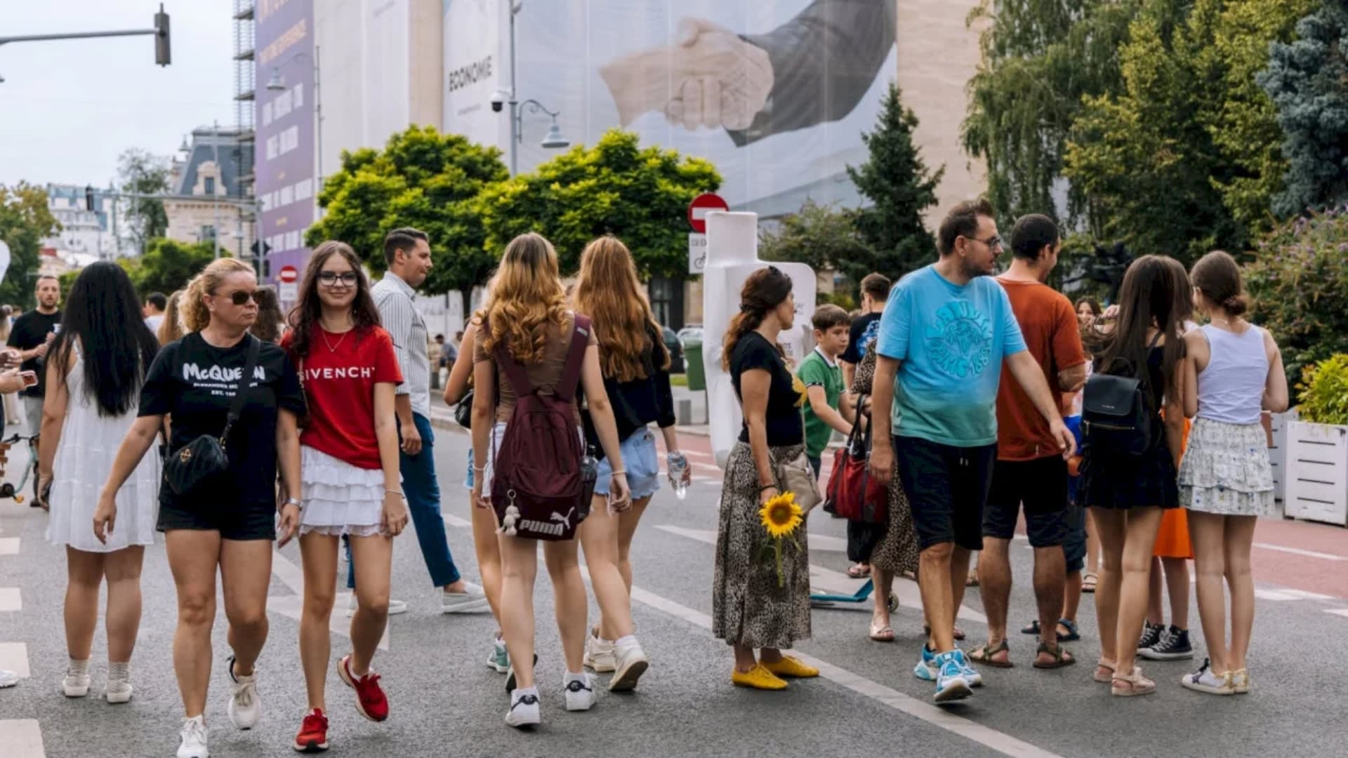 Ateliere de pictură în aer liber pe Calea Victoriei, București Ateliere de pictură în aer liber pe Calea Victoriei, București