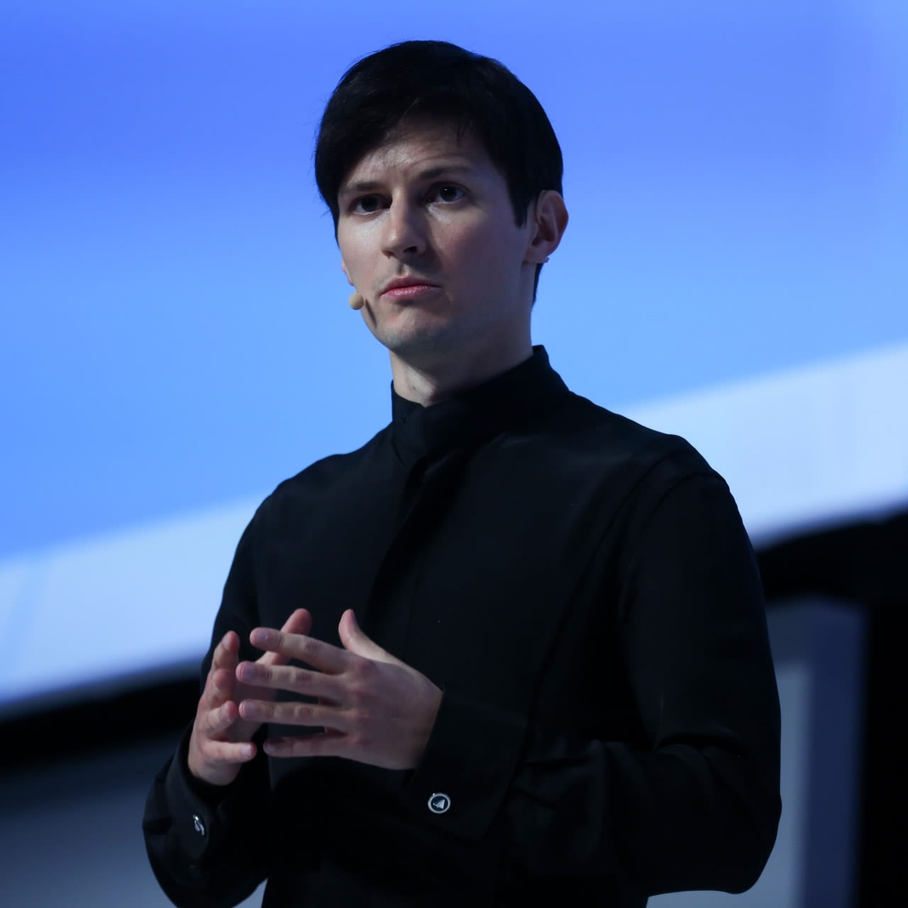 Pavel Durov în fața unei clădiri moderne, în context politic internațional Pavel Durov în fața unei clădiri moderne, în context politic internațional