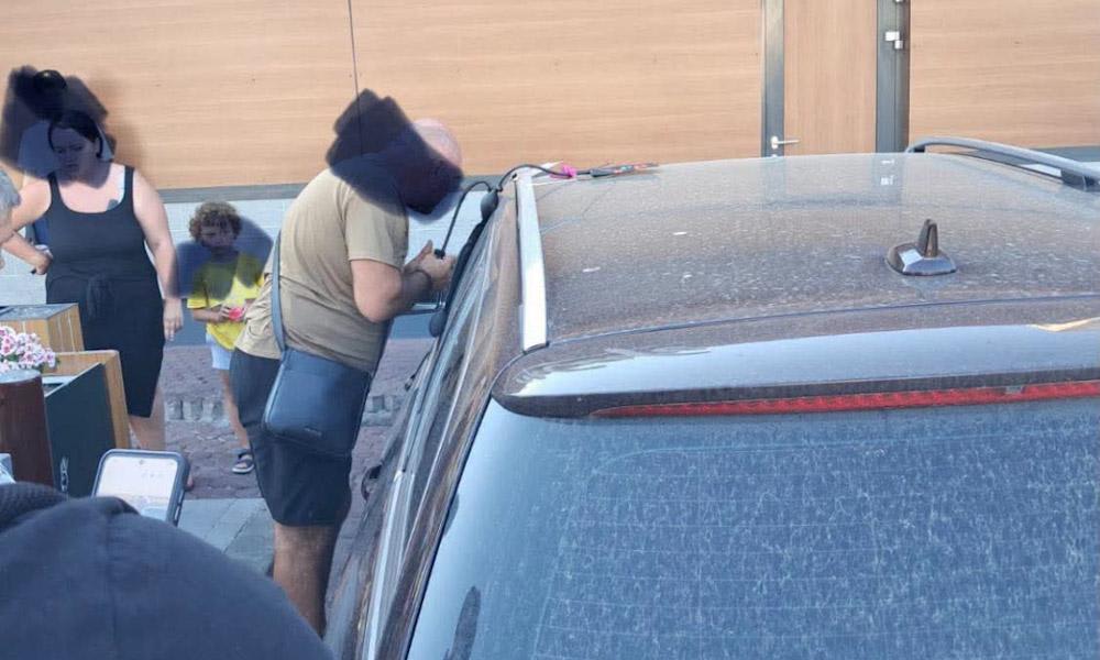 Polițiști locali salvând un copil blocat într-un autoturism în Pitești Polițiști locali salvând un copil blocat într-un autoturism în Pitești