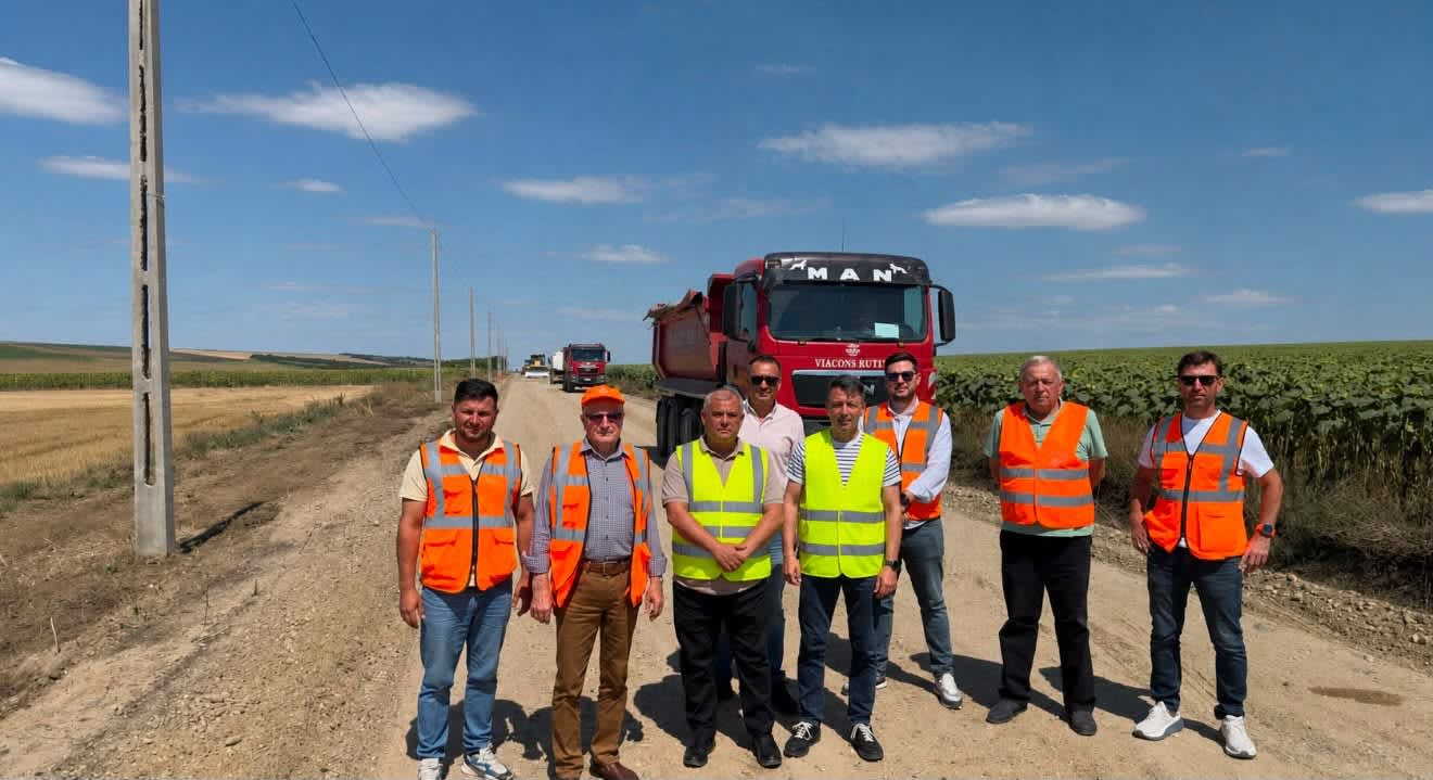 Lucrări de asfalt pe DJ 244C în Vaslui, muncitori și utilaje Lucrări de asfalt pe DJ 244C în Vaslui, muncitori și utilaje