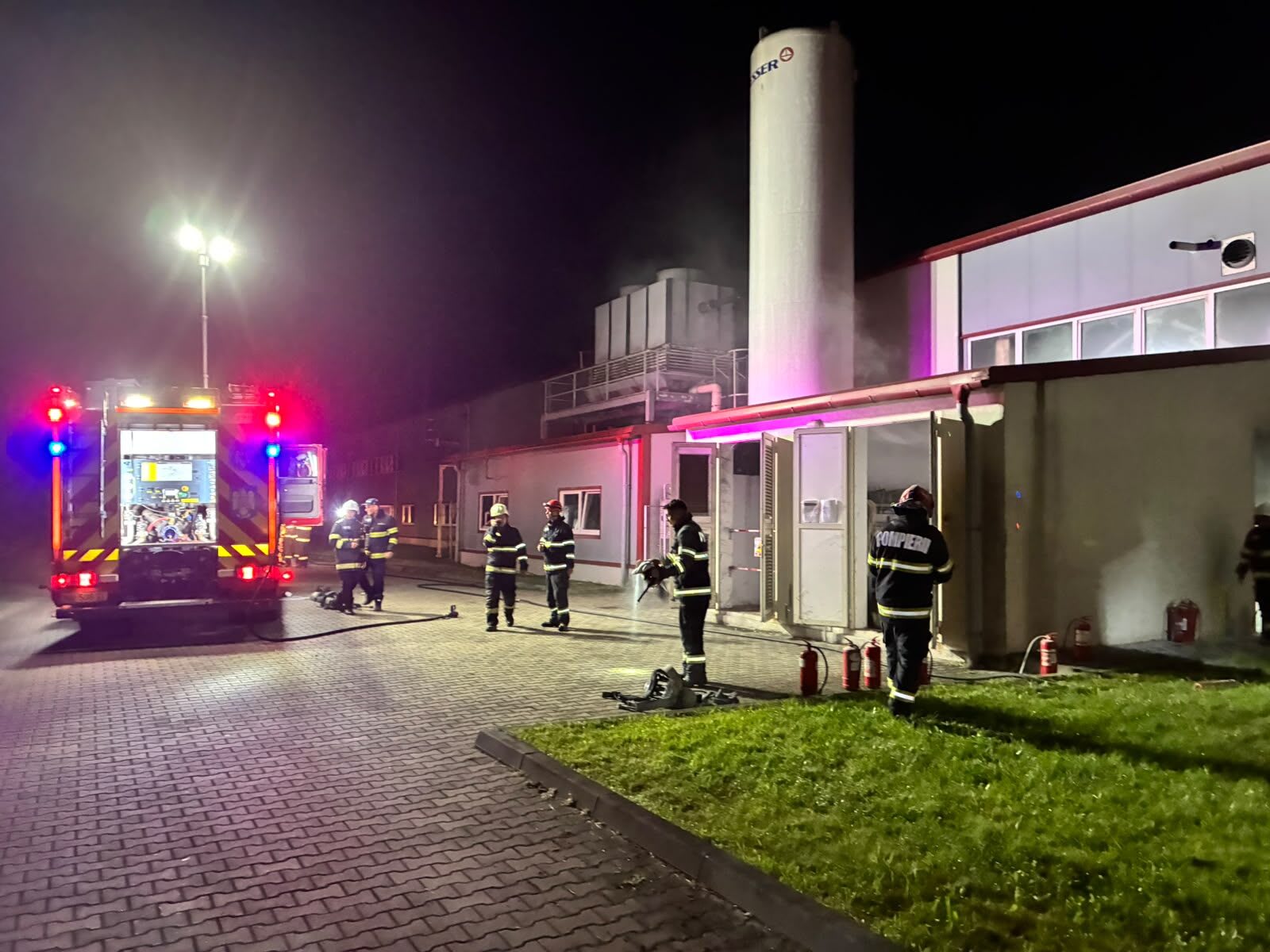 Pompieri din Satu Mare stingând un incendiu la transformator electric Pompieri din Satu Mare stingând un incendiu la transformator electric