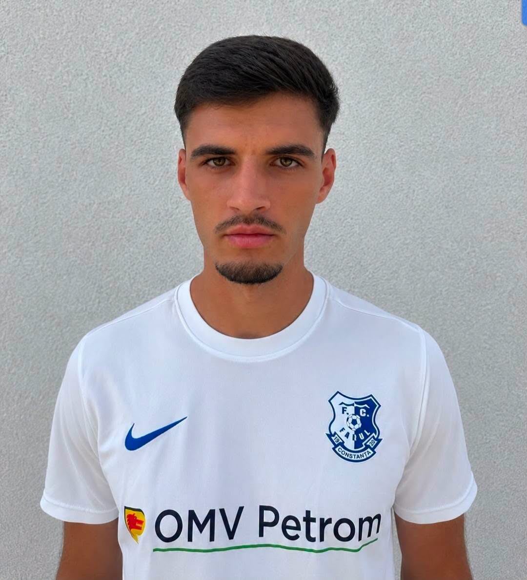 Tânăr fotbalist sătmărean în acțiune pe teren Tânăr fotbalist sătmărean în acțiune pe teren