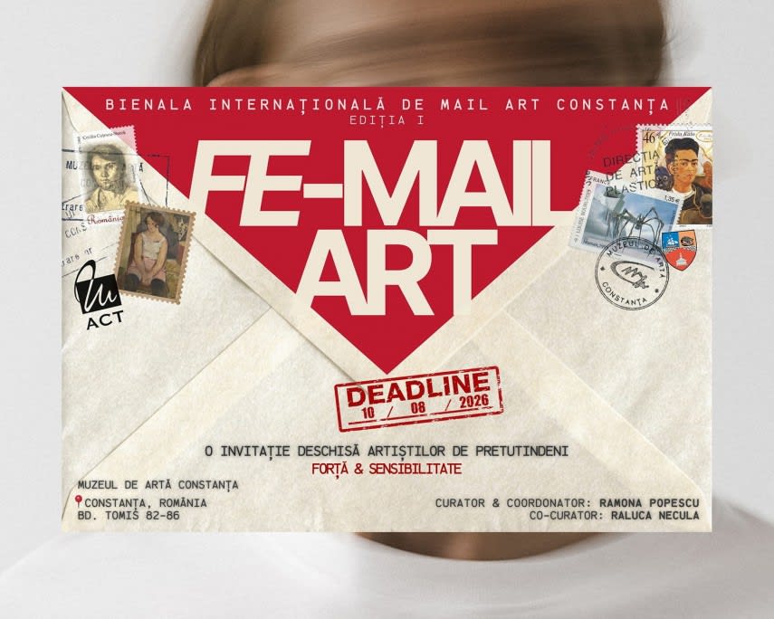 Artist expediind lucrare de mail art prin poștă