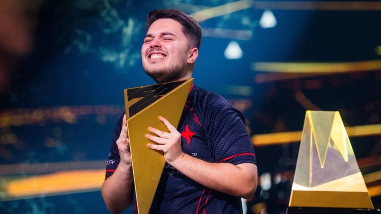 Răzvan Puiu în timpul ceremoniei de premiere Răzvan Puiu în timpul ceremoniei de premiere